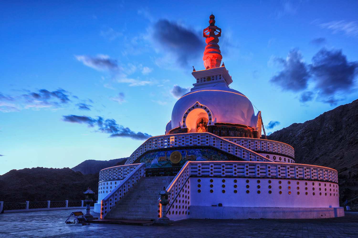 shanti-stupa
